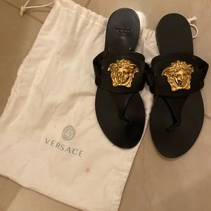 VERSACE MEDUSA SANDALS SIZE 37.5 FITS US 7 WORN TWICE IN VERY GOOD CONDITION.